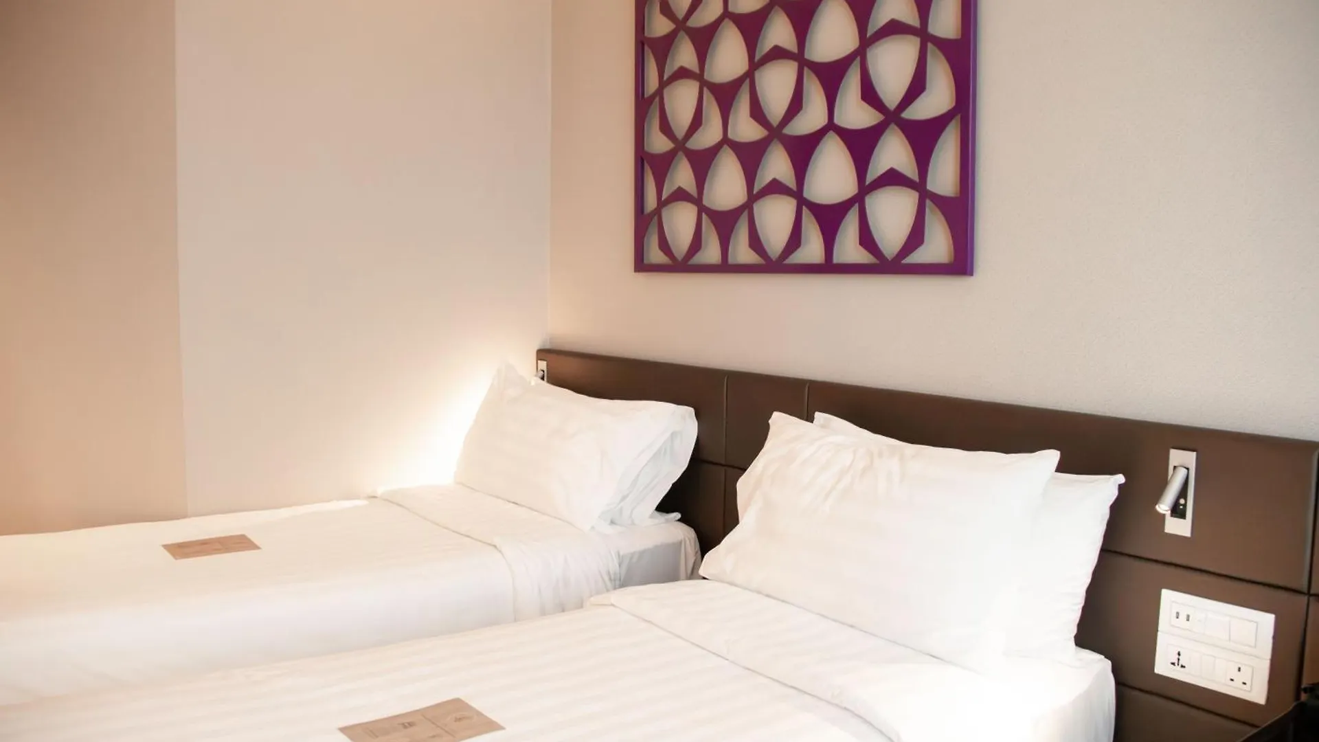 Mercure Singapore On Stevens 4*,